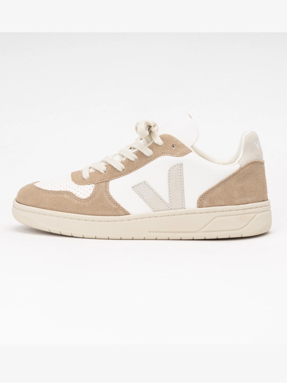 Veja Women's V-10 ChromeFree Leather Extra-White / Natural / Sahara size 6